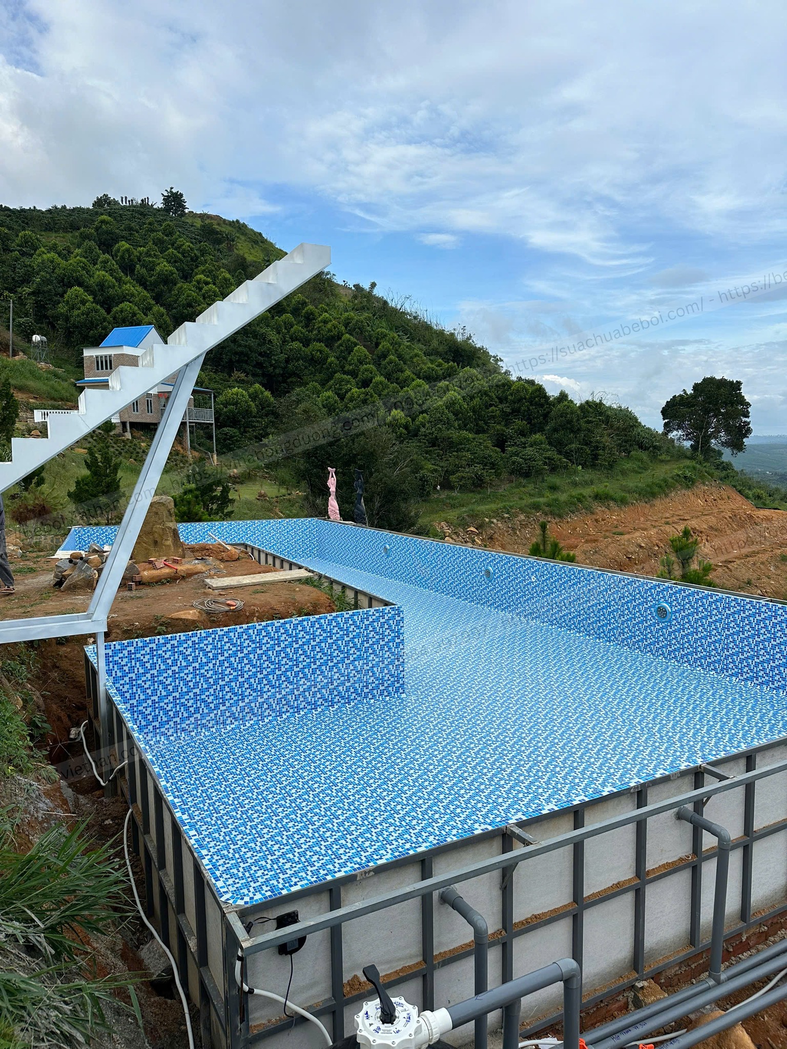 Thi Công Bể Bơi Khung Sắt Dán Bạt PVC Tại Lâm Đồng